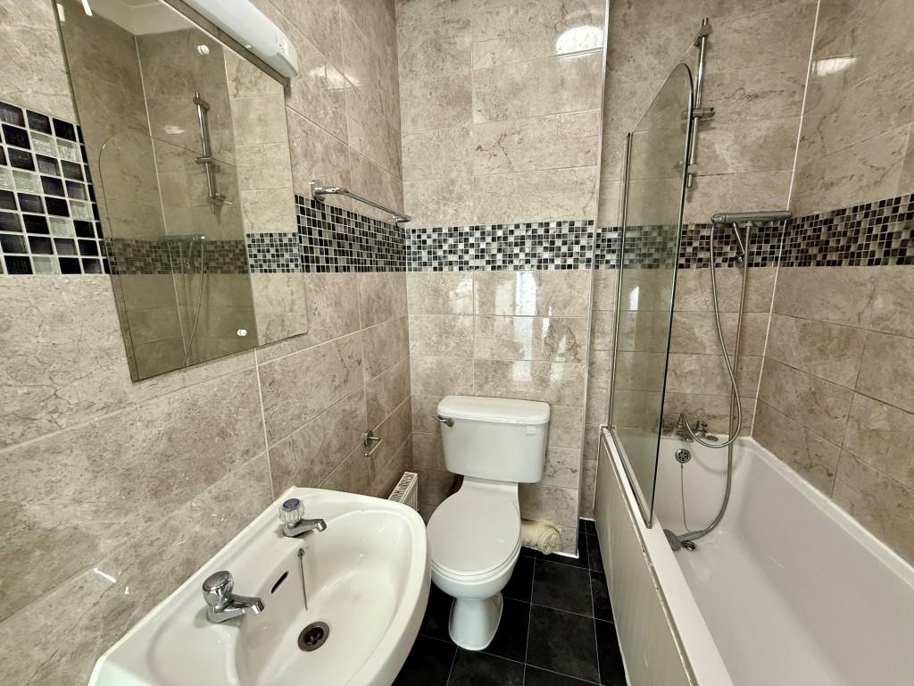 Flat three bathroom with W.C.