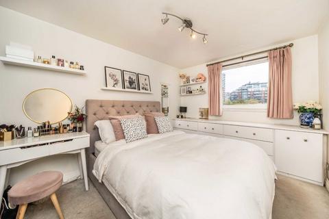 2 bedroom flat for sale, Smugglers Way, London SW18