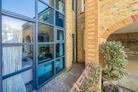 1 bedroom flat for sale, Church Street, Hampton TW12