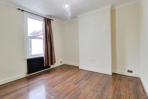 3 bedroom end of terrace house to rent, Southview Drive, Westcliff-on-sea, SS0