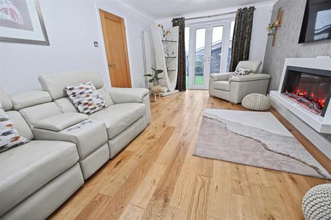 4 bedroom detached house for sale, Waalwyk Drive, Canvey Island SS8