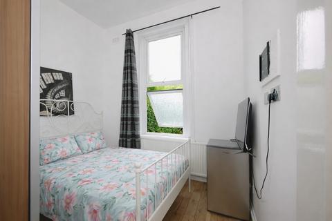 1 bedroom ground floor flat for sale, Hollybush Hill, London, E11
