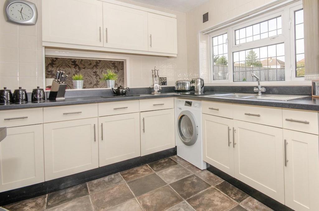 Kitchen pic 2.jpg