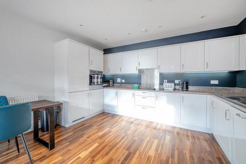 2 bedroom flat for sale, Boundaries Road, Balham, London, SW12