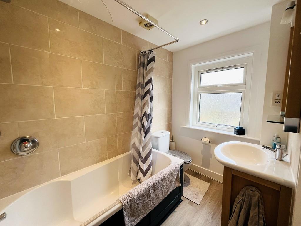 Family bathroom 1