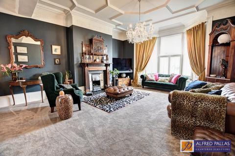 6 bedroom end of terrace house for sale, Park Avenue, Roker