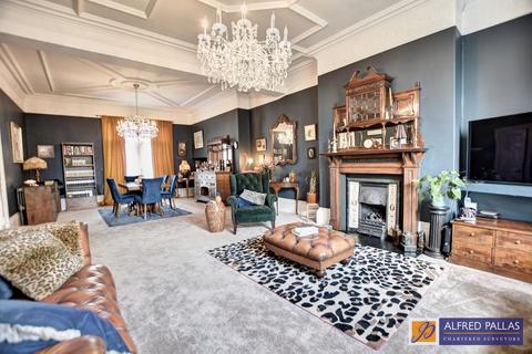6 bedroom end of terrace house for sale, Park Avenue, Roker