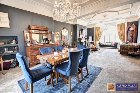 6 bedroom end of terrace house for sale, Park Avenue, Roker
