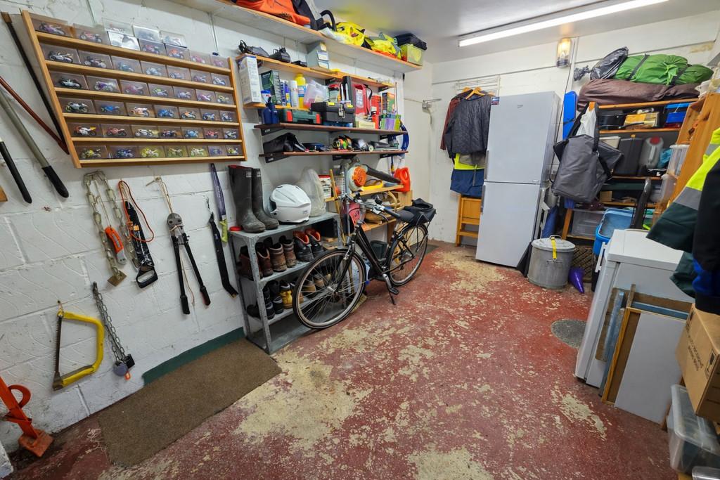 Garage 1 inside