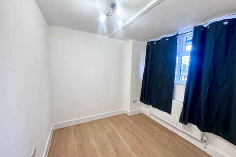 2 bedroom flat to rent, Whinchat Road, London, SE28