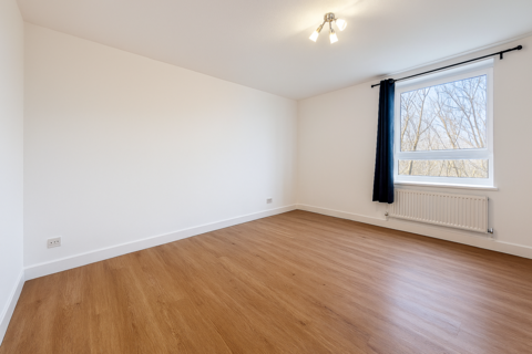 2 bedroom flat to rent, Whinchat Road, London, SE28