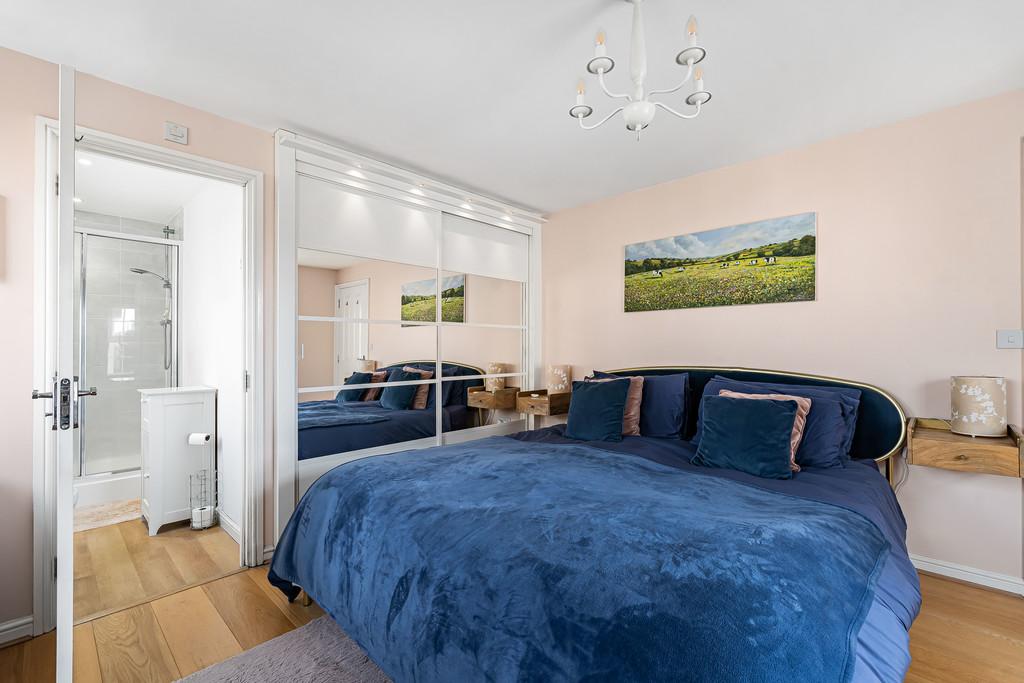 Principle bedroom (2)