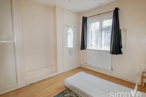 2 bedroom flat to rent, Yeading House , Larch Crescent , Hayes