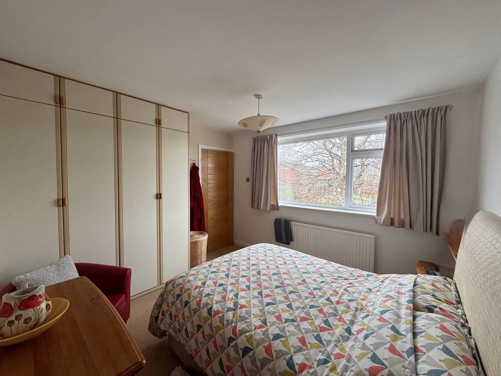 Double Bedroom to Front