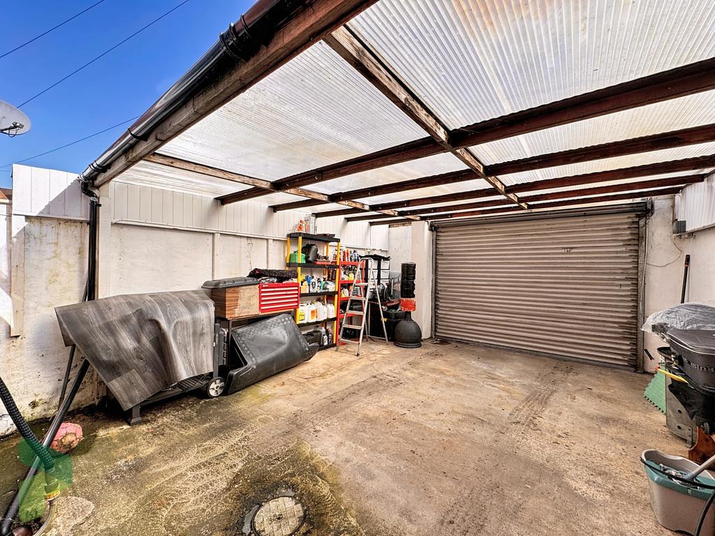 Covered yard. Ideal off rd parking
