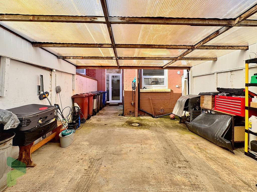 Covered yard. Ideal off rd parking