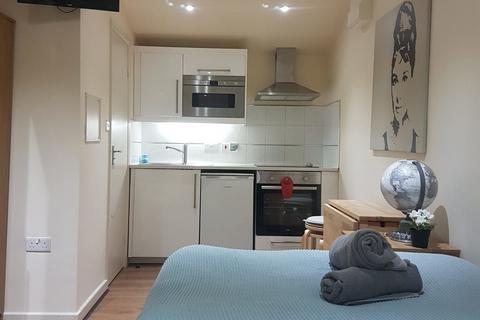 Studio to rent, Park Avenue