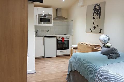 Studio to rent, Park Avenue