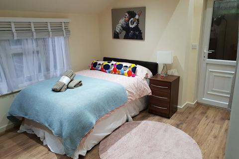 Studio to rent, Chatsworth Road