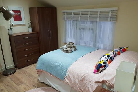 Studio to rent, Chatsworth Road