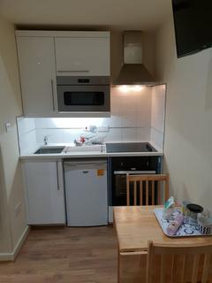 Studio to rent, Chatsworth Road