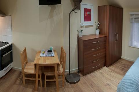 Studio to rent, Chatsworth Road