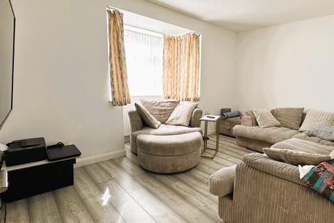 3 bedroom semi-detached house to rent, Old Farm Road