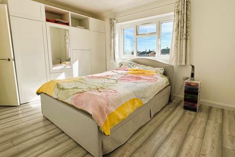 3 bedroom semi-detached house to rent, Old Farm Road