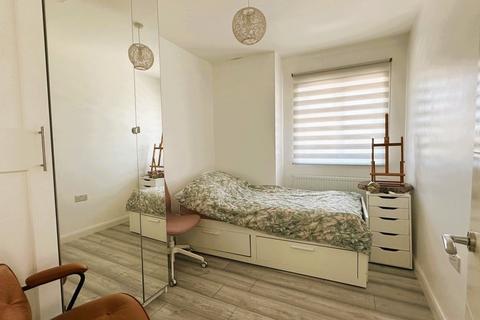 3 bedroom semi-detached house to rent, Old Farm Road