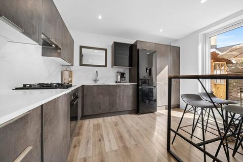 2 bedroom ground floor flat to rent, Vicarage Crescent, London SW11