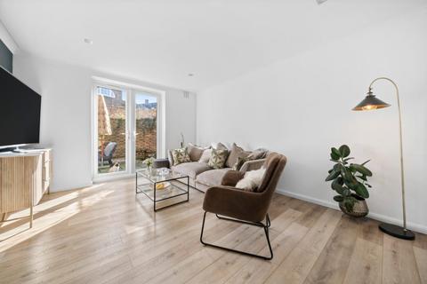 2 bedroom ground floor flat to rent, Vicarage Crescent, London SW11