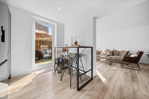 2 bedroom ground floor flat to rent, Vicarage Crescent, London SW11