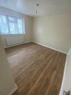 4 bedroom semi-detached house to rent, Raeburn Road, Hayes UB4