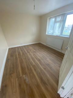 4 bedroom semi-detached house to rent, Raeburn Road, Hayes UB4