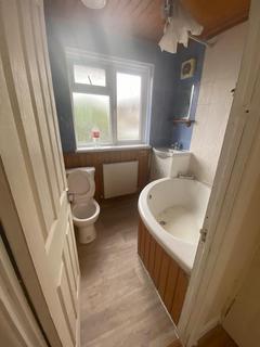 4 bedroom semi-detached house to rent, Raeburn Road, Hayes UB4