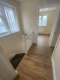 4 bedroom semi-detached house to rent, Raeburn Road, Hayes UB4