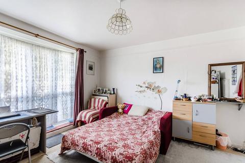 2 bedroom flat to rent, Domett Close, Denmark Hill, London, SE5
