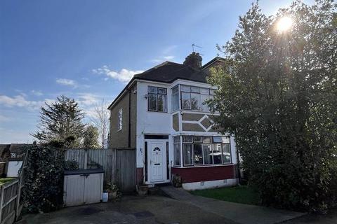 3 bedroom end of terrace house for sale - Wilton Drive, Romford, RM5
