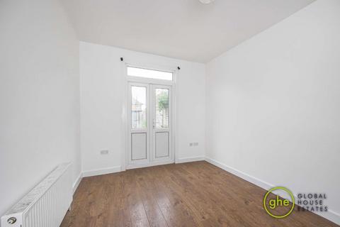 3 bedroom terraced house for sale, Commonside East, Mitcham Common, Croydon
