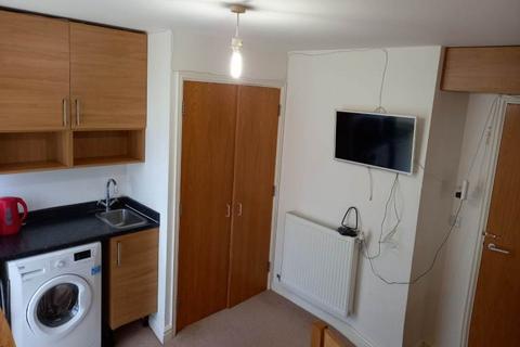 1 bedroom in a flat share to rent, Brownell Place, London W7