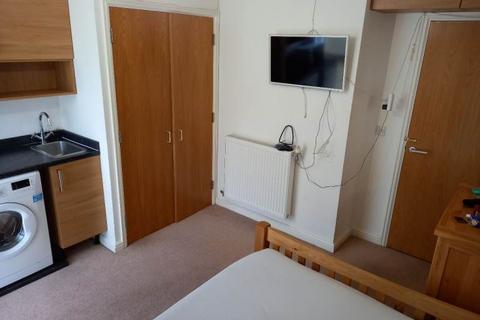1 bedroom in a flat share to rent, Brownell Place, London W7