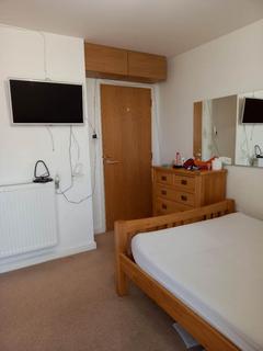1 bedroom in a flat share to rent, Brownell Place, London W7