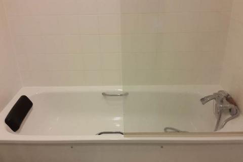 1 bedroom in a flat share to rent, Brownell Place, London W7