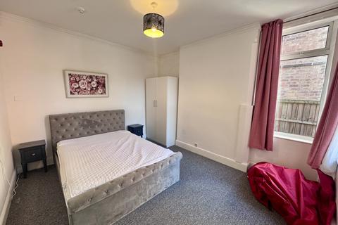 2 bedroom flat to rent, A Charnwood Grove, Nottingham, NG2