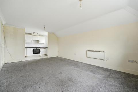 2 bedroom flat for sale, Tobermory Close, Slough SL3