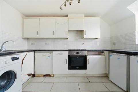 2 bedroom flat for sale, Tobermory Close, Slough SL3