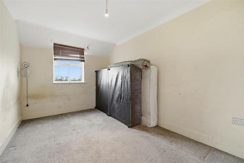 2 bedroom flat for sale, Tobermory Close, Slough SL3