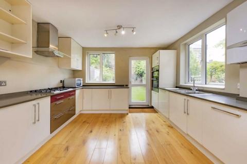 4 bedroom house to rent, Berestede Road, London