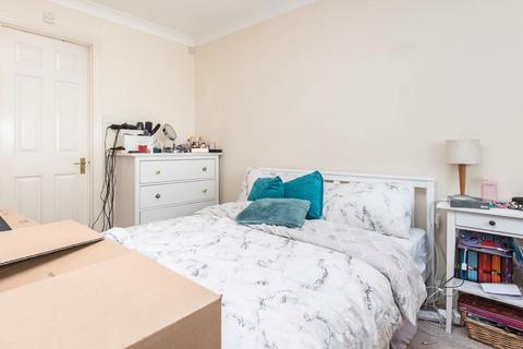 2 bedroom flat to rent, Upper Richmond Road, London SW15