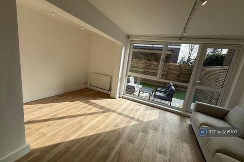 3 bedroom maisonette to rent, Ormerod House, London, SW9